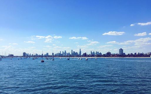 Vista al CBD desde la playa de St. Kilda. Melbourne, Australia